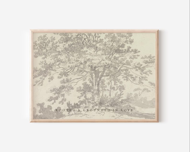 Puede incluir: Una impresi&oacute;n enmarcada con una ilustraci&oacute;n detallada en escala de grises de un gran &aacute;rbol con ramas y follaje extensos. La obra de arte tiene una est&eacute;tica vintage, con el texto "ROOTED & GROUNDED IN LOVE" en la parte inferior.