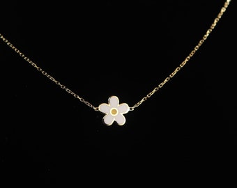 Daisy Necklace Enameled Daisy Pendant Necklace - A Blossom of Elegance