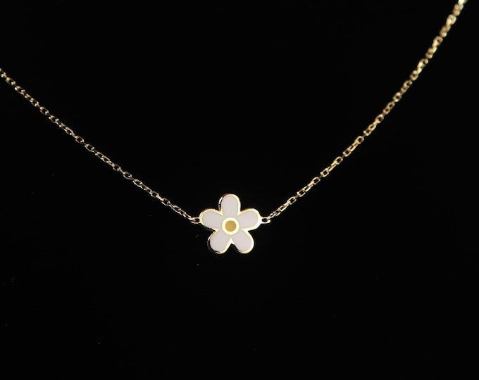 Daisy Necklace Enameled Daisy Pendant Necklace - A Blossom of Elegance