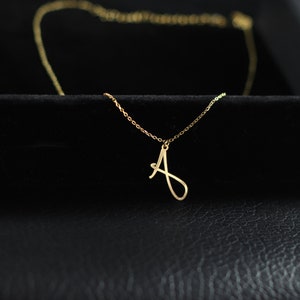 Collar con inicial de la colección Scriptina en oro de 14 quilates. Idea de regalo para el Día de la Madre. Collar con nombre. Collar con inicial de oro para el Día de la Madre.