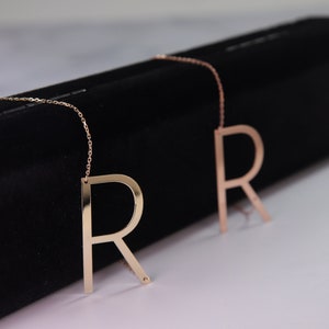 Collar con letra grande de oro de 14 quilates, idea de regalo para el Día de la Madre, collar con inicial lateral, collar con inicial personalizada, joyería con nombre personalizado