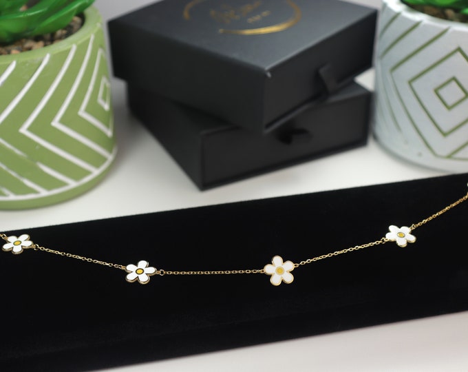 Daisy Necklace Enamel-Detailed Silver Daisy Charm Necklace Nature's Beauty and Elegance Gift for Her Elegant Summer Style Necklace