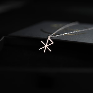 Collar con letras rúnicas que simbolizan el amor y la protección Collar personalizado con estilo elegante Letras nórdicas vikingas en plata Charm Vegvisir