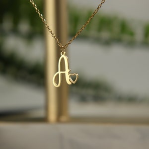 Collar inicial Carta delicada con corazón Collar Pequeño corazón con iniciales Idea de regalo personalizada Mejor regalo Diseño elegante Regalo para ella