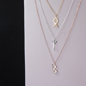 Collar con runas de oro de 14 quilates y letras vikingas Vegvisir. Elegancia personalizada en oro. Collar con letras antiguas y letras nórdicas vikingas.