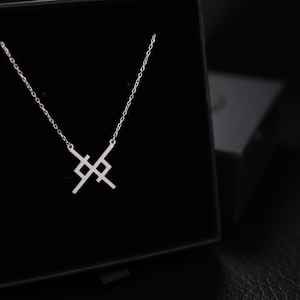 Collar con runas de amor eterno que simbolizan Jera y Gebo. Elegante collar con letras nórdicas vikingas en plata.