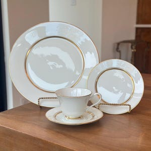 Lenox Andover by Oxford 4 Piece Place Setting White and Gold; Lenox Bone China; Lenox Christmas China