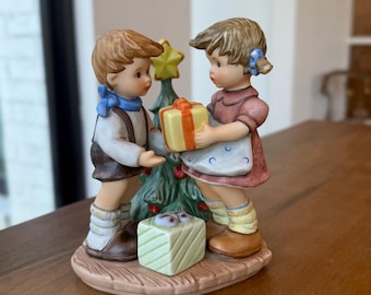 Vintage Goebel Berta Hummel Figur 301267 Ein Geschenk für Sie BH69; Vintage Weihnachtsgeschenk