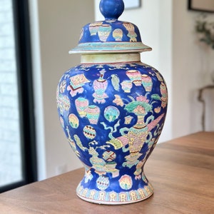 Vintage Porcelain Ginger Jar with Lid; Chinese Ginger Jar; Blue Vintage Urn