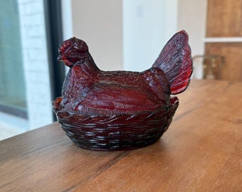 Vintage Huhn auf Nest Konfektteller in Rubinrot