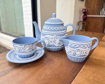 Zestaw do herbaty Wedgwood z okazji 250. rocznicy z niebieskiego jaspisu | Czajnik w stylu arabeskowym, filiżanka, spodek, śmietanka, 5 elementów | Pamiątkowy 1759–2009 | Wyprodukowano w Anglii