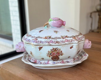 Vintage Chinoiserie Hua Ping Tang Zhi Lidded Tureen with Underplate; Pink Foo Handles; Fruit Ginial