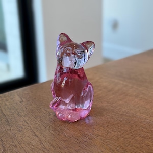 Fenton Pinke Glaskatze Kurz; Briefbeschwerer; Vintage Fenton Glas Kätzchen