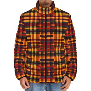 Puede incluir: Una chaqueta negra con cremallera con un estampado de cuadros de colores en tonos rojos, naranjas, amarillos y verdes.