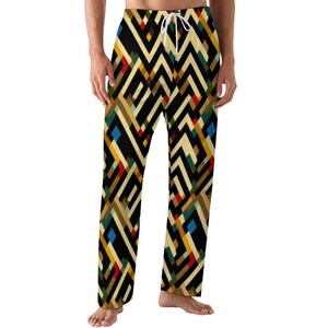 Puede incluir: Pantalón negro con un patrón geométrico en tonos de amarillo, marrón, rojo, azul y verde.