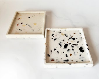 Handgemaakte terrazzo jesmonite-onderzetter: vierkant dienblad
