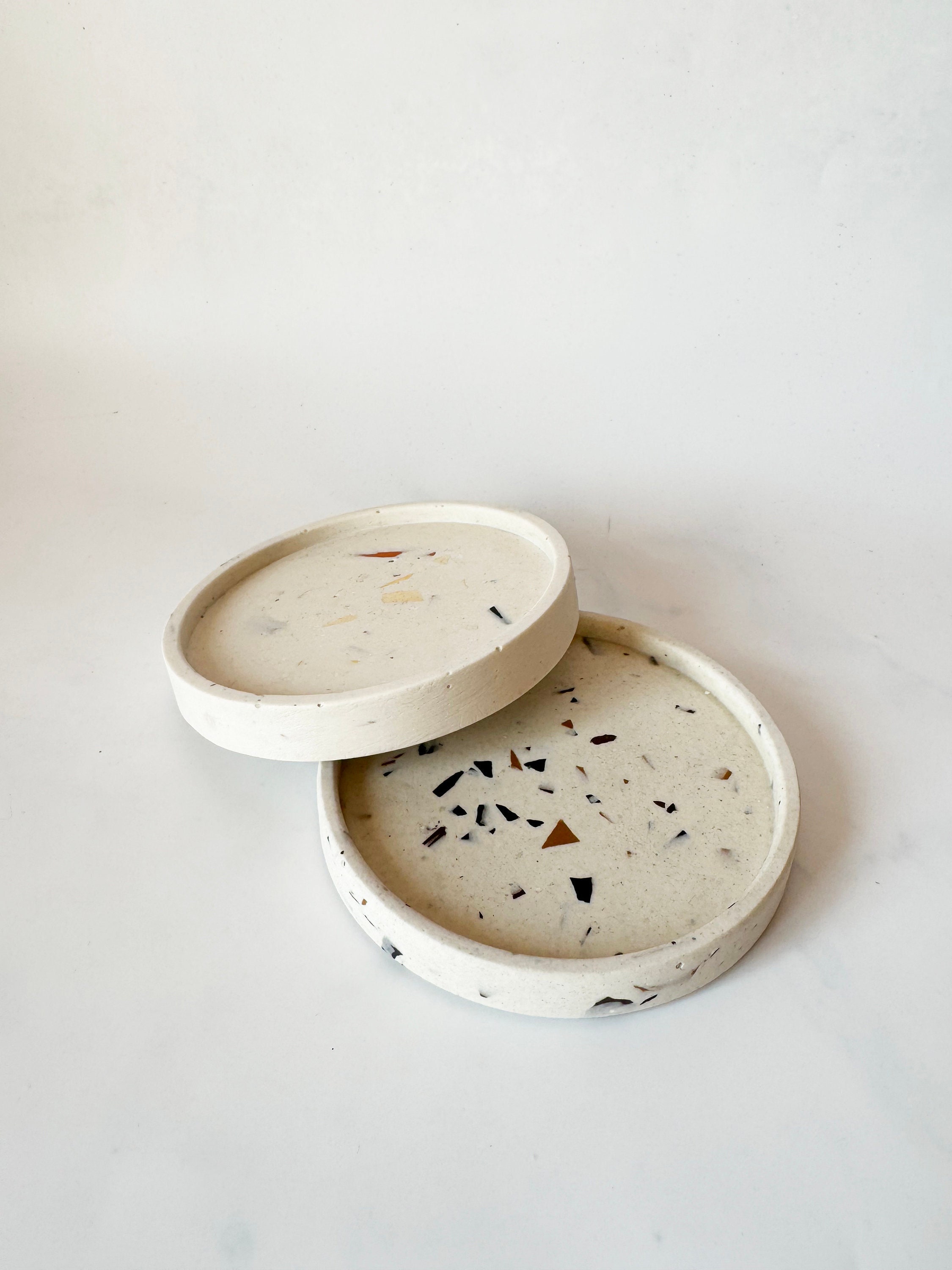 Rond terrazzo dienblad: handgemaakte jesmonite zeepbakje, duurzaam woondecoratie