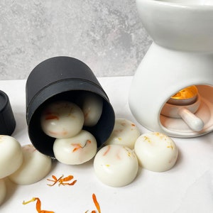 Handmade Oud & Neroli Soy Wax Melts with Dried Flowers