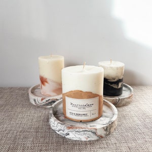 Pu&ograve; includere: Tre candele profumate bianche e marroni su sottobicchieri di marmo. La candela centrale ha un'etichetta che recita "Maison & Luxe Candela profumata di lusso 2,5 oz / 90 g Oud & Bergamotto Uva, Geranio, Agrumi N. 1"