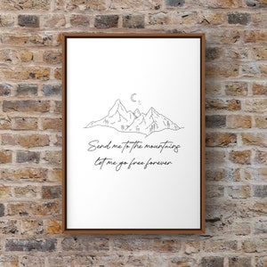 Può includere: Un disegno in bianco e nero di montagne con una luna crescente e stelle sopra. Il testo "Send me to the mountains let me go free forever" è sotto le montagne.