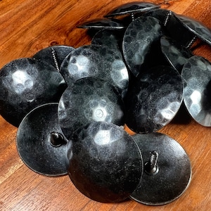 Confezione da 50 chiodi decorativi Clavos in ferro da 1,25" con viti, chiodi per porte martellati forgiati, chiodi per tappezzeria di mobili in legno, finitura anticata rustica