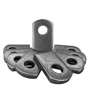 Puede incluir: Un grupo de diez cierres de bucle de metal plateado con borde redondeado. Los cierres están dispuestos en círculo con un cierre de pie en el centro.