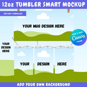 Könnte beinhalten: Mockup eines 350 ml Tumblers mit blauem Hintergrund und weißen Wolken. Der Tumbler ist von grünen Hügeln umgeben. Der Text "YOUR DESIGN HERE" ist auf dem Tumbler abgebildet. Der Text "DRAG & DROP Canva FRAME" ist in einem blauen und violetten Kreis abgebildet.