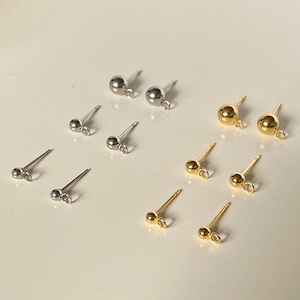 Peut inclure: Un ensemble de fermoirs de boucles d'oreilles avec une petite boule à l'extrémité de la tige. Les fermoirs sont disponibles en argent et en or.