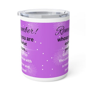 Può includere: Tazza da viaggio viola con stelle bianche e il testo "Remember! You are what you are... a gift to the universe with a mission and purpose!" su un lato e "Remember whose you are and you are God's gift to the universe with a mission and purpose!" sull'altro lato.