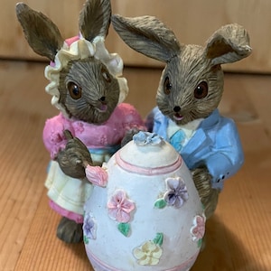 Mervyn &#39;s Happy Easter Figurine Two Bunnies Decorating An Egg Vintage 1992