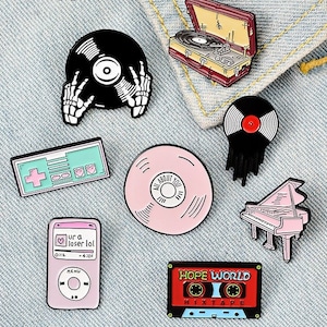 Play Music Enamel Pin Badge Custom MP3 Tape Piano Radio CD Jukebox Phonograph Brooches Lapel pin Jeans shirt Bag Jewelry Gift