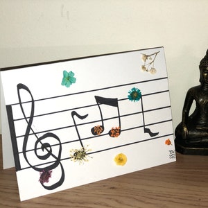 Tarjeta de agradecimiento con flores prensadas, tarjeta de felicitación con flores secas, arte con flores reales, tarjeta de San Valentín, tarjeta de amor propio, tarjeta de colección para niña, nota musical
