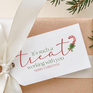 Kollegen Weihnachtsanhänger, druckbare Leckerlianhänger, Weihnachtsarbeit Party Mitbringsel, Büro Wichtelgeschenkanhänger, Zuckerstange, Minimalistisch, Klassisch