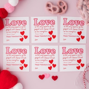 K&ouml;nnte beinhalten: Sechs wei&szlig;e Karten mit rosa und roten Herzen und dem Text "Love is the very essence of the gospel and Jesus Christ is our exemplar. Happy Valentine's Day. Love."