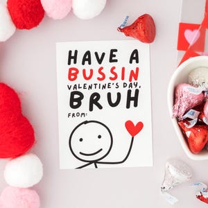 Op de afbeelding: Een Valentijnskaart met een rood hart en de tekst "Have a Bussin Valentine's Day, Bruh" met een stick figure die een rood hart vasthoudt.