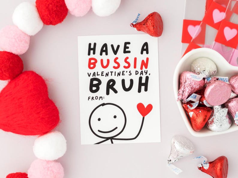 Op de afbeelding: Een Valentijnskaart met een rood hart en de tekst "Have a Bussin Valentine's Day, Bruh" met een stick figure die een rood hart vasthoudt.