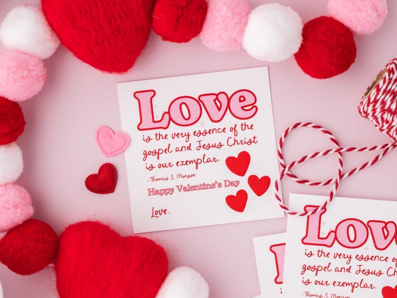 K&ouml;nnte beinhalten: Eine Valentinstagskarte mit rosa und wei&szlig;em Hintergrund. Die Karte zeigt ein rotes Herz und den Text "Liebe ist die Essenz des Evangeliums und Jesus Christus ist unser Vorbild." Die Karte enth&auml;lt auch den Text "Frohen Valentinstag" und "Liebe."