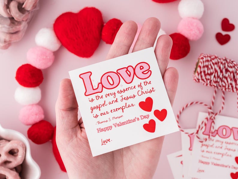 K&ouml;nnte beinhalten: Eine wei&szlig;e Karte mit roten und rosa Herzen und dem Text "Liebe ist die Essenz des Evangeliums und Jesus Christus ist unser Vorbild." -Thomas S. Monson Frohen Valentinstag Liebe.