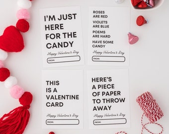 Op de afbeelding: Vier printbare Valentijnsdagkaarten met grappige spreuken. De kaarten zijn wit met zwarte tekst. De tekst op de kaarten luidt: "Ik ben alleen hier voor de snoepjes", "Rozen zijn rood, viooltjes zijn blauw, gedichten zijn moeilijk, neem wat snoepjes", "Dit is een Valentijnsdagkaart", en "Hier is een stuk papier om weg te gooien".