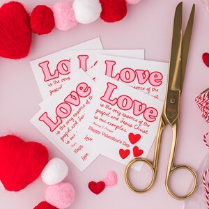 K&ouml;nnte beinhalten: Ein Satz von f&uuml;nf Valentinstagskarten mit dem Wort "Love" in rosa und roten Buchstaben. Die Karten zeigen verschiedene Zitate &uuml;ber die Liebe, darunter "Love is the very essence of the gospel and Jesus Christ is our exemplar."