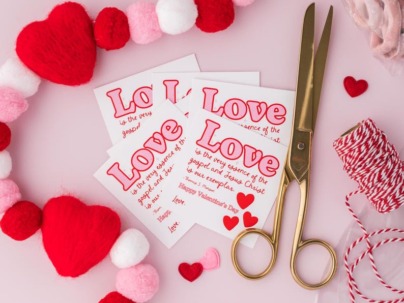 K&ouml;nnte beinhalten: Ein Satz von f&uuml;nf Valentinstagskarten mit dem Wort "Love" in rosa und roten Buchstaben. Die Karten zeigen verschiedene Zitate &uuml;ber die Liebe, darunter "Love is the very essence of the gospel and Jesus Christ is our exemplar."