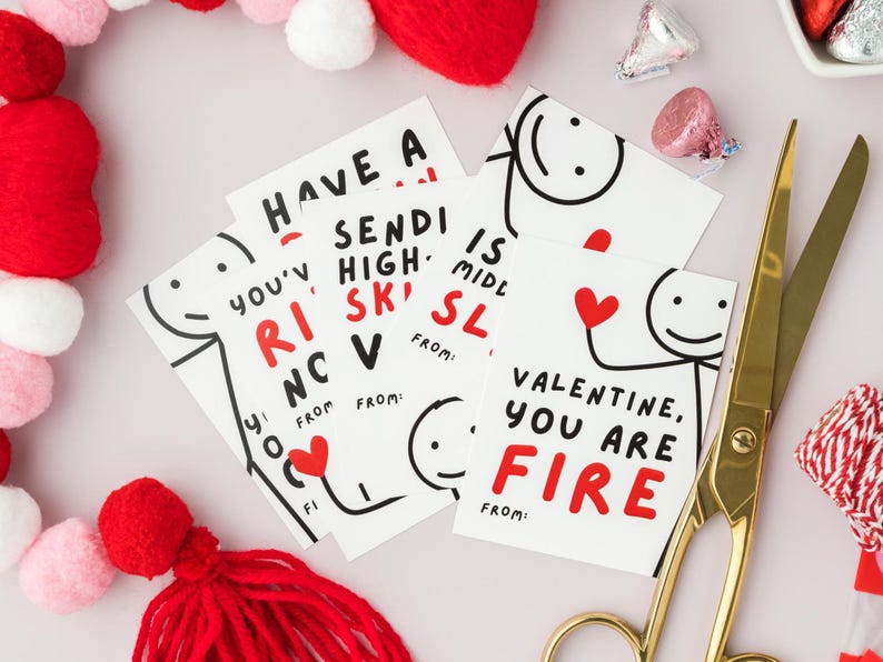Op de afbeelding: Vier Valentijnsdagkaarten met een stick figure-ontwerp en handgeschreven berichten. De berichten omvatten "Have a Risky Send High, Ski's is Middle School", "Valentine, You Are Fire" en twee andere berichten.