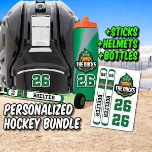 Puede incluir: Conjunto de hockey personalizado con un casco de hockey verde y negro, una botella de agua verde con el texto "The Ducks" y un palo de hockey con el texto "Boelter" y el número "26". El conjunto también incluye pegatinas con el texto "The Ducks" y el número "26".