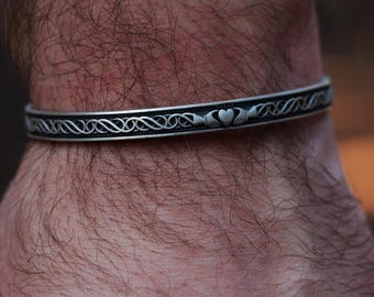 Keltische Claddagh-manchetarmband voor heren in sterlingzilver, gegraveerde herensieraden, historische textuur armband voor vader, jubileumcadeau