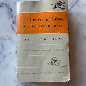 Walt Whitman - Libro de bolsillo - Libro de poesía antiguo Walt Whitman - Hojas de hierba - Biblioteca portátil Viking - Octava impresión 1962
