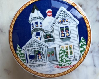 Plato de dulces navideños con tapa Mikasa - Diseño de casa victoriana