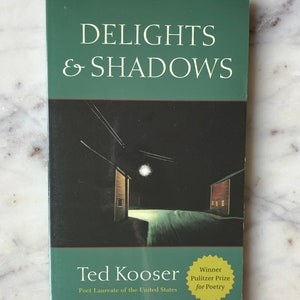 Livre de poésie Ombres et délices du poète lauréat du prix Pulitzer, Ted Kooser - livre de poésie vintage