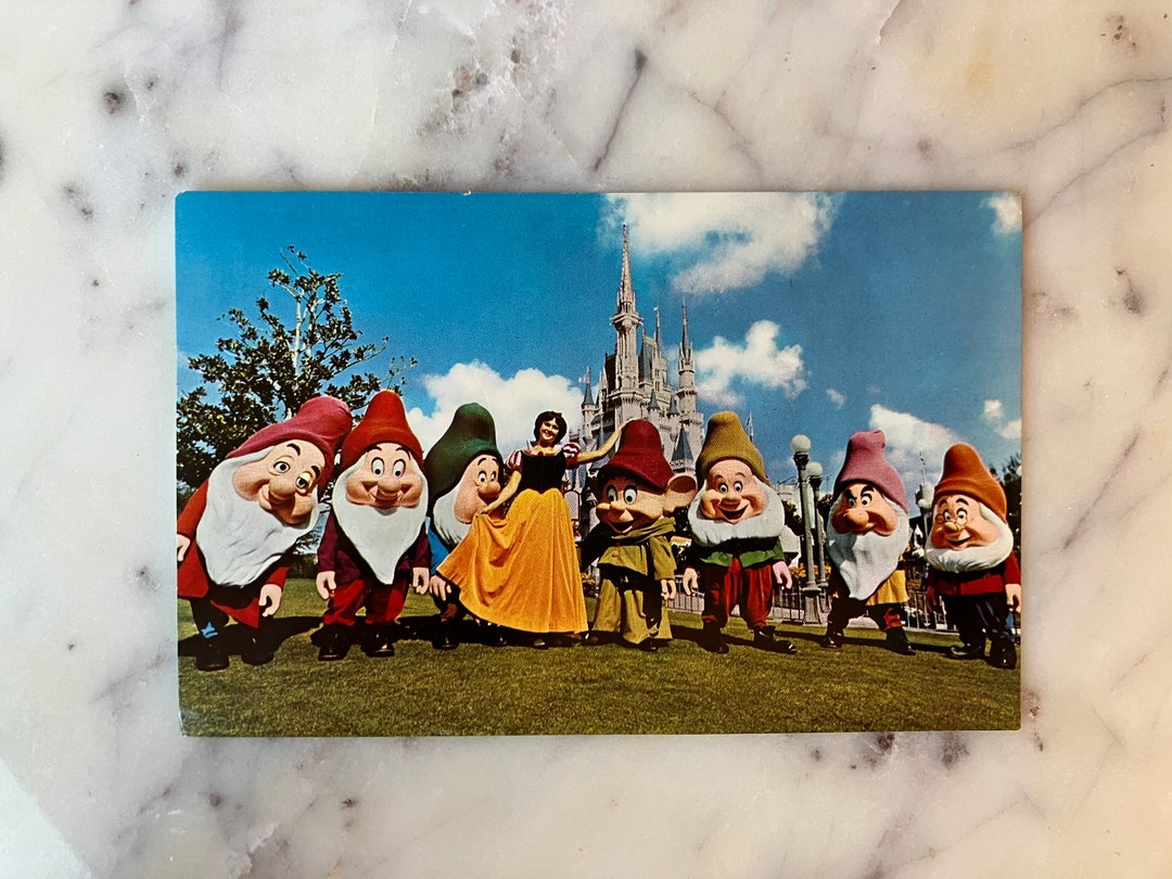 vintage-disneyland-snow-white-and-the-seven-dwarfs-postcard-snow-white