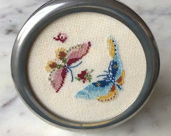 Vintage vlindernaaldpunt in Empire tinnen frame