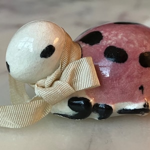 Figura de mariquita de cerámica pintada a mano vintage
